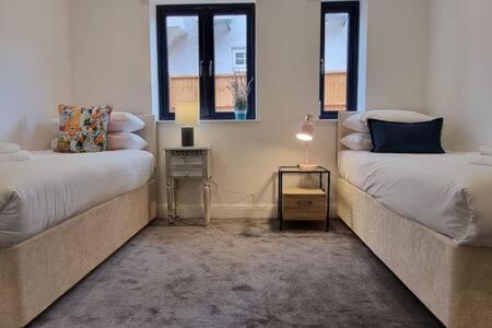 Beautiful Apartment Overlooking A Garden Лондон Екстериор снимка